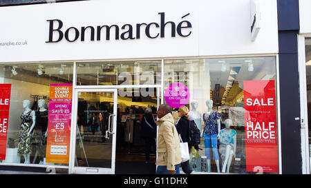 Legno verde, a nord di Londra, 7 maggio 2016 - La finestra di visualizzazione del negozio Bonmarche in legno verde. Bonmarche ha ridotto drasticamente i prezzi fino al 50 per cento di tutto il Regno Unito in vendite di liquidazione. Credito: Dinendra Haria/Alamy Live News Foto Stock