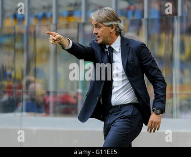 Milano, Italia. 7 maggio 2016: Roberto Mancini gesti durante la serie di una partita di calcio tra FC Internazionale di Empoli e FC. Credito: Nicolò Campo/Alamy Live News Foto Stock