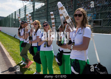 Il circuito di Spa-Francorchamps, Belgio. 07 Maggio, 2016. Campionato Mondiale Endurance di sei ore di Spa-Francorchamps. WEC grid ragazze preparatevi a fire T-shirt nella folla. Credito: Azione Sport Plus/Alamy Live News Foto Stock