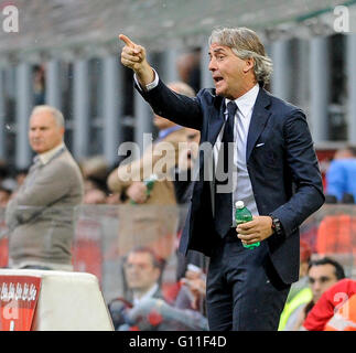 Milano, Italia. 7 maggio 2016: Roberto Mancini gesti durante la serie di una partita di calcio tra FC Internazionale di Empoli e FC. Credito: Nicolò Campo/Alamy Live News Foto Stock