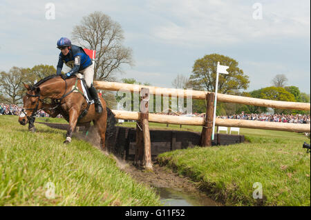 Badminton, South Gloucestershire, Regno Unito, 7 maggio 2016, Zara Tindall e il suo cavallo alta unito recuperare da un vicino a cadere al famigerato Vigarage Vee recinto per completare un chiaro Cross Country round a Mitsubishi Motors Badminton Horse Trials 2016. Credito: Trevor Holt / Alamy Live News Foto Stock