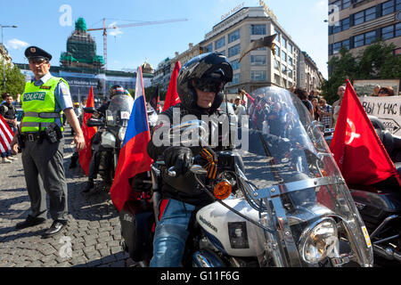 Praga, Repubblica Ceca. 07 maggio 2016. I membri del club motociclistico russo 'Lupi Nocni vlci passando per Piazza Venceslao di Praga. Foto Stock