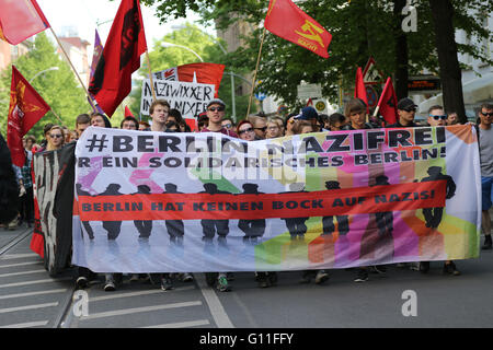 Migliaia di anti-fascista gli attivisti detenuti un contatore protestare contro di destra i gruppi in Berlino. Centinaia di poliziotti rivestite le strade per evitare che i due lati dal contrapporsi. Foto Stock