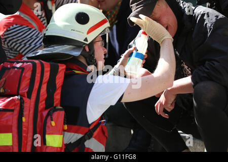 Un anti-fascisti protester è trattata da un medico dopo che viene spruzzato con gas CS da parte della polizia. Migliaia di anti-fascista gli attivisti detenuti un contatore protestare contro di destra i gruppi in Berlino. Centinaia di poliziotti rivestite le strade. Foto Stock