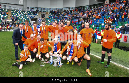 Belfast, Irlanda del Nord. 07Th Maggio 2016 Tennent's Irish Cup Final - Glenavon 2 Linfield 0. Il 2016 Irish Cup vincitori - Glenavon. David Hunter/Alamy Live News Foto Stock