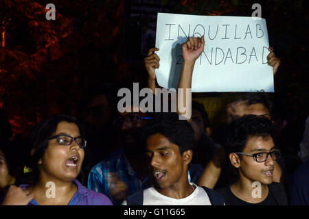 Kolkata, India. 07 Maggio, 2016. Jadavpur studenti universitari ha organizzato una manifestazione di protesta rally dalle università che protestavano contro ABVP outsider del membro della violenza nel campus universitario. Il conflitto scoppiato tra sinistra sostenuta Student Union e ABVP. Alcuni studenti sono stati feriti e alcune ragazze sono anche stati molestati da outsider e in seguito a una denuncia presentata contro di loro. © Gaetano Piazzolla/Pacific Press/Alamy Live News Foto Stock