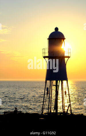 Portishead, N. Somerset, Regno Unito. Il 7 maggio, 2016. Una alta marea e un cielo terso fanno per un tramonto mozzafiato attraverso il canale di Bristol verso il Galles Credit: stephen Hyde/Alamy Live News Foto Stock