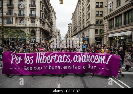 Barcellona, in Catalogna, Spagna. Il 7 maggio, 2016. Chiamando per la disobbedienza civile contro lo Stato spagnolo, migliaia di pro-indipendenza catalani marzo dietro di loro banner lettura " per le libertà, facciamo progressi' attraverso la città di Barcelona © Matthias Oesterle/ZUMA filo/Alamy Live News Foto Stock