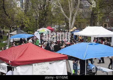 Toronto, Ontario, Canada. Il 7 maggio, 2016. Global Marijuana evento su Toronto, CA. Persone favorevoli per uso di marijuana sia come una medicina o per scopi ricreativi raccogliere in Queen's Park nel centro cittadino di Toronto © Joao Luiz De Franco/ZUMA filo/Alamy Live News Foto Stock