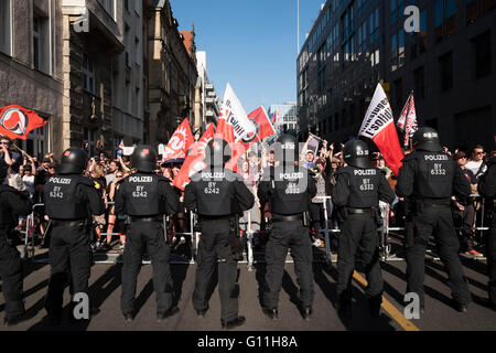 Berlino, Germania. Il 7 maggio 2016. Pro-rifugiati stadio di manifestanti contro la protesta contro di estrema destra manifestanti . Di estrema destra i dimostranti sono stati la dimostrazione contro l'islam, rifugiati e Angela Merkel nel quartiere Mitte di Berlino. I manifestanti hanno chiesto che il Cancelliere Angela Merkel stand verso il basso a causa della permette ad un gran numero di rifugiati e di migranti per entrare in Germania. Credito: Iain Masterton/Alamy Live News Foto Stock