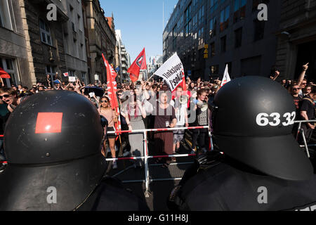 Berlino, Germania. Il 7 maggio 2016. Pro-rifugiati stadio di manifestanti contro la protesta contro di estrema destra manifestanti . Di estrema destra i dimostranti sono stati la dimostrazione contro l'islam, rifugiati e Angela Merkel nel quartiere Mitte di Berlino. I manifestanti hanno chiesto che il Cancelliere Angela Merkel stand verso il basso a causa della permette ad un gran numero di rifugiati e di migranti per entrare in Germania. Credito: Iain Masterton/Alamy Live News Foto Stock