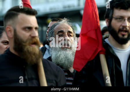 Atene, Grecia. 07 Maggio, 2016. I lavoratori e i contadini hanno preso parte ad una manifestazione di protesta organizzata dagli affiliati al partito comunista, PAME (tutti i lavoratori militante anteriore) la manodopera europea, contro la nuova protezione sociale bill, durante 48 ore di sciopero generale .i dimostranti radunati a Piazza Omonia e hanno marciato al Parlamento, in Piazza Syntagma. © Panayotis Tzamaros/Pacific Press/Alamy Live News Foto Stock