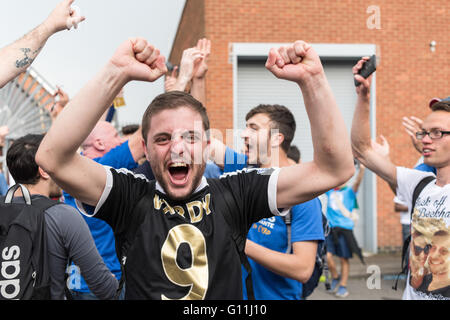 Leicester, Regno Unito. 7 Maggio 2016.Fino a 1000 Italiano super-fan del Leicester City manager Claudio Ranieri sono scendendo su Leicester a parte come la risalita del club della Premier League Trophy oggi. Il gioco tra il Leicester City e Everton si è conclusa in un 3-1 win per le volpi. Fan stavano celebrando attorno al centro della città anche di notte . Il Leicester City Football fan indossando Jamie Vardy football shirt . Credito: Ian Francesco/Alamy Live News Foto Stock