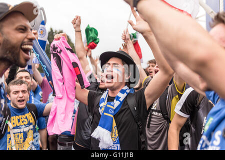 Leicester, Regno Unito. 7 Maggio 2016.Fino a 1000 Italiano super-fan del Leicester City manager Claudio Ranieri sono scendendo su Leicester a parte come la risalita del club della Premier League Trophy oggi. Il gioco tra il Leicester City e Everton si è conclusa in un 3-1 win per le volpi. Fan stavano celebrando attorno al centro della città anche di notte . Italiano il canto della ventola . Credito: Ian Francesco/Alamy Live News Foto Stock