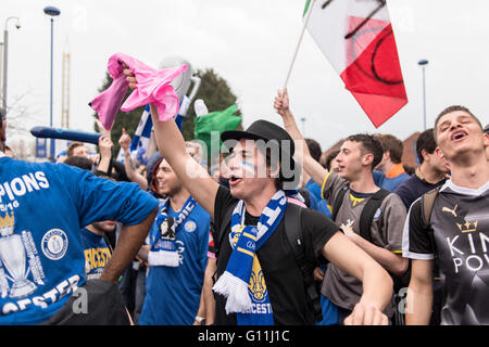 Leicester, Regno Unito. 7 Maggio 2016.Fino a 1000 Italiano super-fan del Leicester City manager Claudio Ranieri sono scendendo su Leicester a parte come la risalita del club della Premier League Trophy oggi. Il gioco tra il Leicester City e Everton si è conclusa in un 3-1 win per le volpi. Fan stavano celebrando attorno al centro della città anche di notte . I fans italiani avente una parte . Credito: Ian Francesco/Alamy Live News Foto Stock