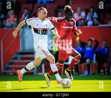 Monaco di Baviera, Germania. Il 7 maggio, 2016. Del Bayern Monaco Frank Ribery (L) compete durante il tedesco della prima divisione della Bundesliga partita di calcio contro Ingolstadt Ingolstadt, Germania, il 7 maggio 2016. Il Bayern Monaco ha vinto 2-1. © Philippe Ruiz/Xinhua/Alamy Live News Foto Stock