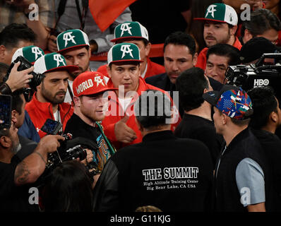 Las Vegas NV, Stati Uniti d'America. Il 7 maggio, 2016. (L) il Messico di Canelo Alvarez scuote le mani con GGG dopo la fine della lotta sabato notte al T-Mobile Arena. Il Messico di Canelo ha preso la vittoria per KO nel sesto round per i pesi medi nel campionato del mondo di Las Vegas. Credit: Gene Blevins/ZUMA filo/Alamy Live News Foto Stock