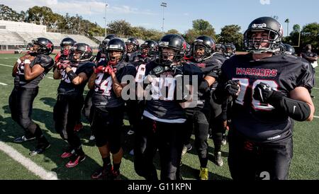 Los Angeles, California, USA. 07 Maggio, 2016. La squadra di casa Pacific Warriors gridare nella solidarietà prima di loro Calcio Femminile Alliance partita contro la città del peccato Trojan. La WFA è la più grande delle diverse donne ad affrontare campionati di calcio di tutto il paese che hanno combattuto per anni per mantenere la redditività nel volto di scarse presenze, sponsorizzazione, il sostegno finanziario e la copertura dei mezzi di informazione. © Brian Cahn/ZUMA filo/Alamy Live News Foto Stock