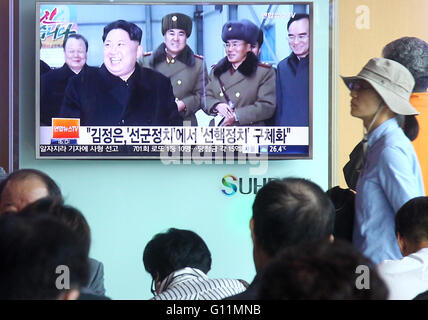 Seoul, Corea del Sud. 8 Maggio, 2016. La gente guarda la televisione rapporto di notizie circa la Repubblica popolare democratica di Corea (DPRK), a Seul, Corea del Sud, 8 maggio 2016. © Yao Qilin/Xinhua/Alamy Live News Foto Stock