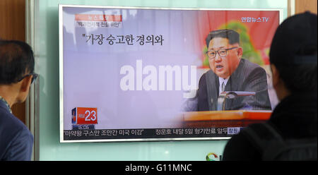 Seoul, Corea del Sud. 8 Maggio, 2016. La gente guarda la televisione rapporto di notizie circa la Repubblica popolare democratica di Corea (DPRK), a Seul, Corea del Sud, 8 maggio 2016. © Yao Qilin/Xinhua/Alamy Live News Foto Stock