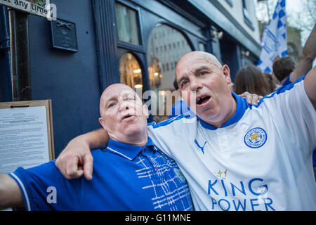 Il Leicester City, Inghilterra, 7 maggio 2016. Il titolo è in parte una rotazione completa di tutto il Leicester City dopo il risultato sorprendente vincendo la Premier League 2015/2016. Atmosfera di festa in tutto il Leicester City con orgoglioso di ventole in Leicester FC ingranaggio della ventola. Credito: Alberto GrassoAlamy Live News Foto Stock