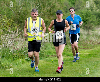 Stratford-upon-Avon, Warwickshire, Regno Unito. 8 Maggio, 2016. Ipovedenti concorrente Samantha Tyacke è guidato da una guida in Stratford Triathlon. Credito: Colin Underhill/Alamy Live News Foto Stock