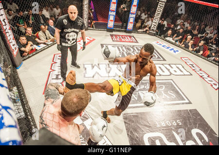 Londra, Regno Unito. 8 maggio 2016. UCMMA mixed martial arts gabbia lotta ai concorrenti di competere al Troxy. Kris re vs Anthony Kannike in giallo shorts vincitore Credito: roger parkes/Alamy Live News Foto Stock