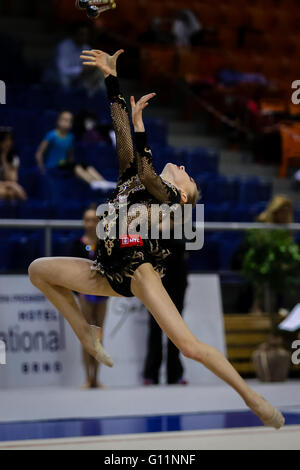 Brno, Repubblica Ceca. Maggio 8, 2016. Juliya Isachanka compete durante la ginnastica ritmica Junior finali al Gran Premio di Brno Tart Cup. © Petr Toman/Mondo immagini sportive Foto Stock