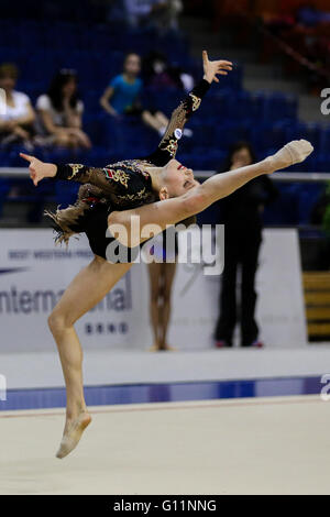 Brno, Repubblica Ceca. Maggio 8, 2016. Juliya Isachanka compete durante la ginnastica ritmica Junior finali al Gran Premio di Brno Tart Cup. © Petr Toman/Mondo immagini sportive Foto Stock