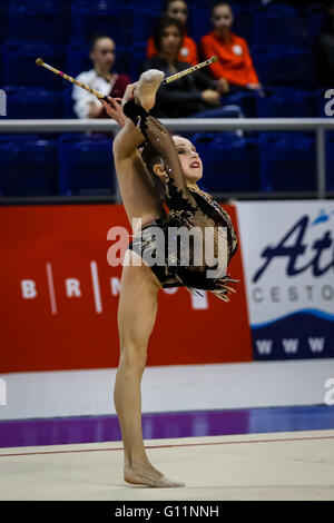 Brno, Repubblica Ceca. Maggio 8, 2016. Juliya Isachanka compete durante la ginnastica ritmica Junior finali al Gran Premio di Brno Tart Cup. © Petr Toman/Mondo immagini sportive Foto Stock