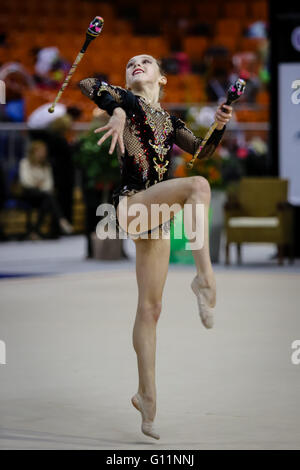 Brno, Repubblica Ceca. Maggio 8, 2016. Juliya Isachanka compete durante la ginnastica ritmica Junior finali al Gran Premio di Brno Tart Cup. © Petr Toman/Mondo immagini sportive Foto Stock