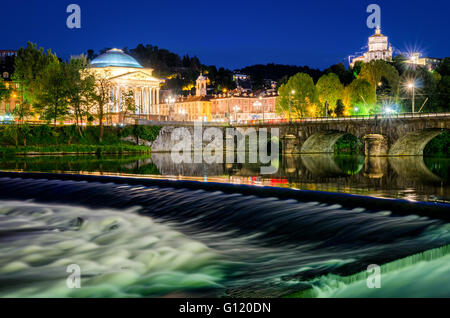 Torino fiume Po Gran Madre e al Monte dei Cappuccini a blue ora Foto Stock