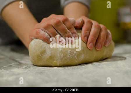 Mani femminili nella farina closeup gli impasti Foto Stock