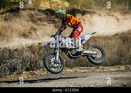 Racer su un motociclo saltare su di una pista durante la tazza di motocross Urali Foto Stock