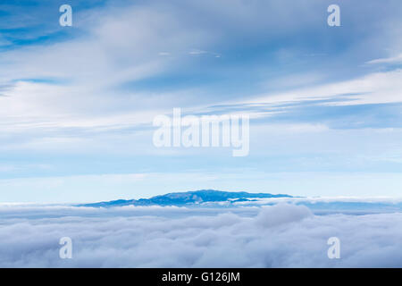 Cloud lo strato di inversione tra Tenerife e La Gomera vista da sopra le nuvole a circa 1000 metri sopra il livello del mare, Tenerif Foto Stock