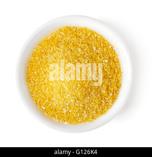 Ciotola di mais giallo grits isolati su sfondo bianco, vista dall'alto Foto Stock