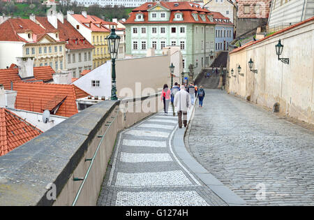 Praga, Repubblica Ceca. Ke hradu - strada che conduce dal castello di Nerudova. Foto Stock