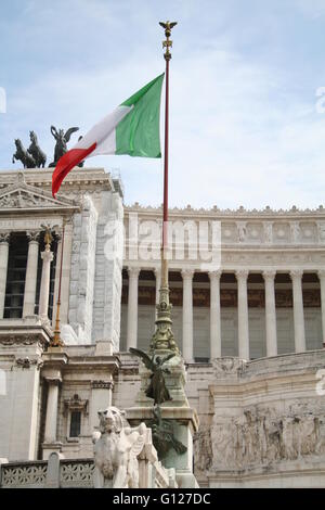 Bandiera Italiana volare nel vento di fronte all'Altare della Patria, monumento a Vittorio Emanuele II, Roma, Italia Foto Stock