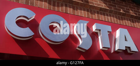 Costa Coffee montato a parete logo, High Street, Grantham, Lincolnshire, England Regno Unito Foto Stock