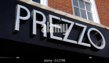 Prezzo ristorante esterno montato a parete logo, High Street, Grantham, Lincolnshire, England Regno Unito Foto Stock