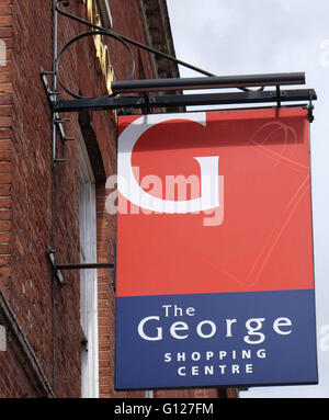 Il George Shopping Center logo in Grantham High Street, Lincolnshire, England Regno Unito Foto Stock