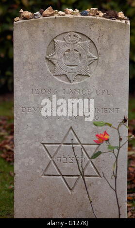 Ajax news foto - 2005 - Francia - somme - PICARDIE - lapide ebraica nel british devonshire regiment del cimitero sulla strada D938 a Peronne. foto:jonathan eastland/ajax ref:d52110/643 Foto Stock