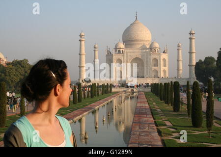 Western girl al Taj Mahal, Sito del Patrimonio Mondiale, Agra, nello stato di Uttar Pradesh, India, Asia Foto Stock