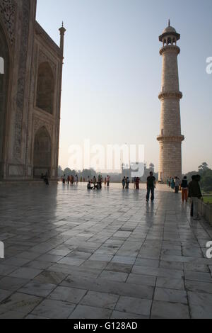 I turisti al Taj Mahal, Sito Patrimonio Mondiale dell'UNESCO, Agra, nello stato di Uttar Pradesh, India, Asia Foto Stock