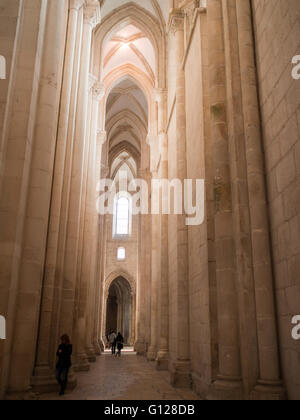 Navata laterale del Mosteiro de Santa Maria de Alcobaça chiesa Foto Stock