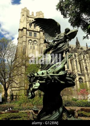 New York City: Fontana di pace presso la Chiesa Cattedrale di San Giovanni il divino giardini su Amsterdam Avenue Foto Stock