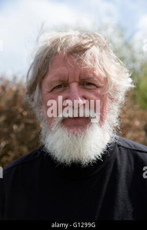 Uomo anziano con bianco / grigio Barba e lunghi capelli bianchi Foto Stock