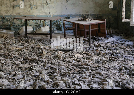 Inutile-fatto di maschere antigas sul pavimento di una classe di una scuola a pripjat Foto Stock