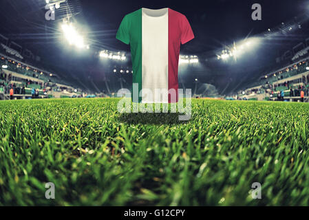 Italia bandiera nazionale su t-shirt su football Stadium Foto Stock