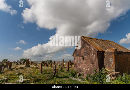 Piccolo edificio presso il cimitero di Noratus in Armenia Foto Stock